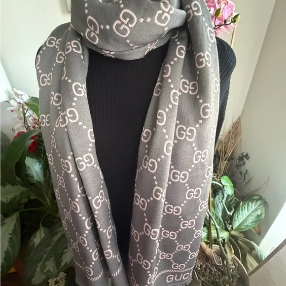 Gucci  Logo Patterned Shawl. - Picture 10 of 16